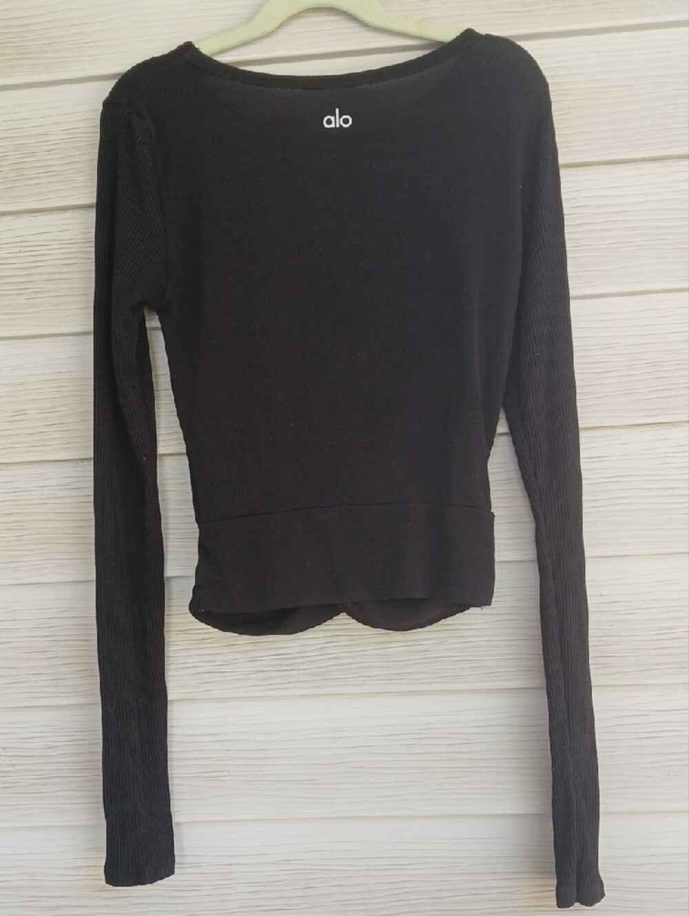 ALO Yoga Black Long-Sleeve Twist Front Crop Top - Picture 3 of 4